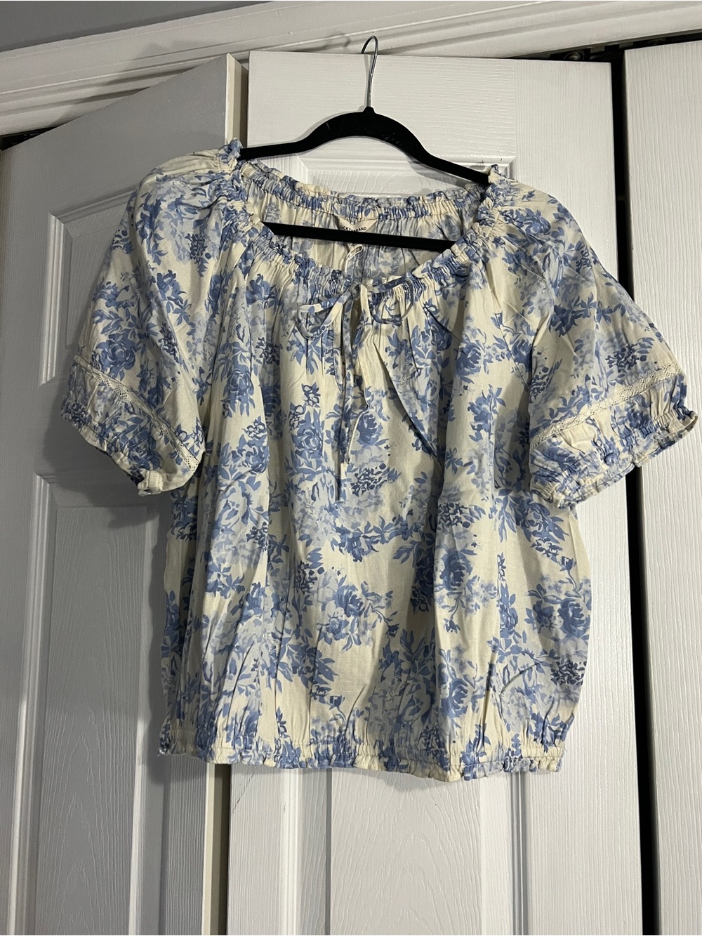 Lucky Brand Cream and Blue Floral Peasant Blouse